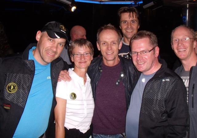 Fünf Taunusläufer trafen auf die Südafrikanische Lauflegende Bruce Fordyce. 9x konnte Bruce den Comrades Marathon in seiner Karriere gewinnnen. Fünf Taunusläufer trafen auf die Südafrikanische Lauflegende Bruce Fordyce. 9x konnte Bruce den Comrades Marathon in seiner Karriere gewinnnen.