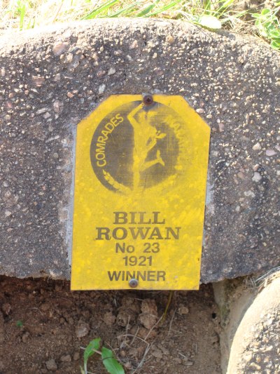 Bill Rowan war 1921 der erste Gewinner des Comrades in einer Zeit von 8:59 Stunden. Dafür ist ihm eine Erinnerungsmedaille gewidmet. Bill Rowan war 1921 der erste Gewinner des Comrades in einer Zeit von 8:59 Stunden.